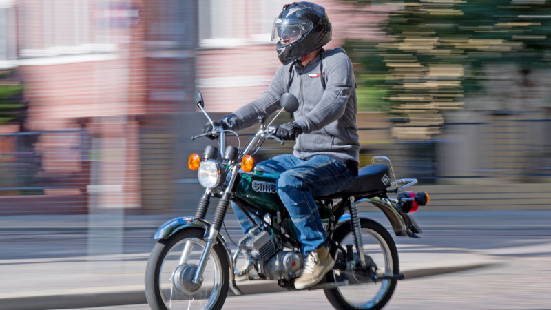 Blau statt schwarz: Neue Kennzeichen für Roller und Mopeds - Finanztip News
